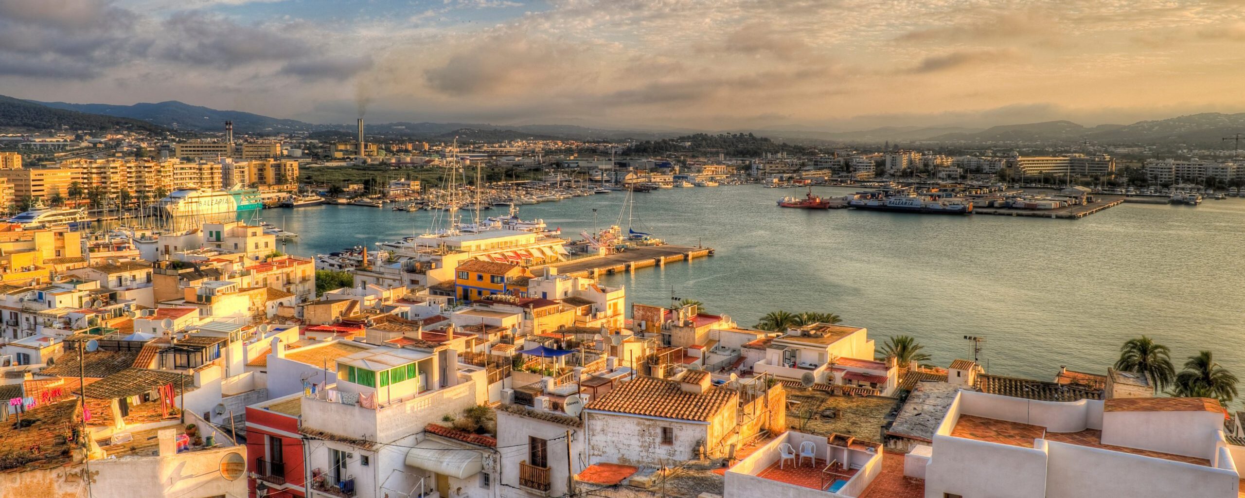 Dónde Alojarse en Ibiza en 2026: Mejores Zonas y Hoteles Según el Tipo de Grupo